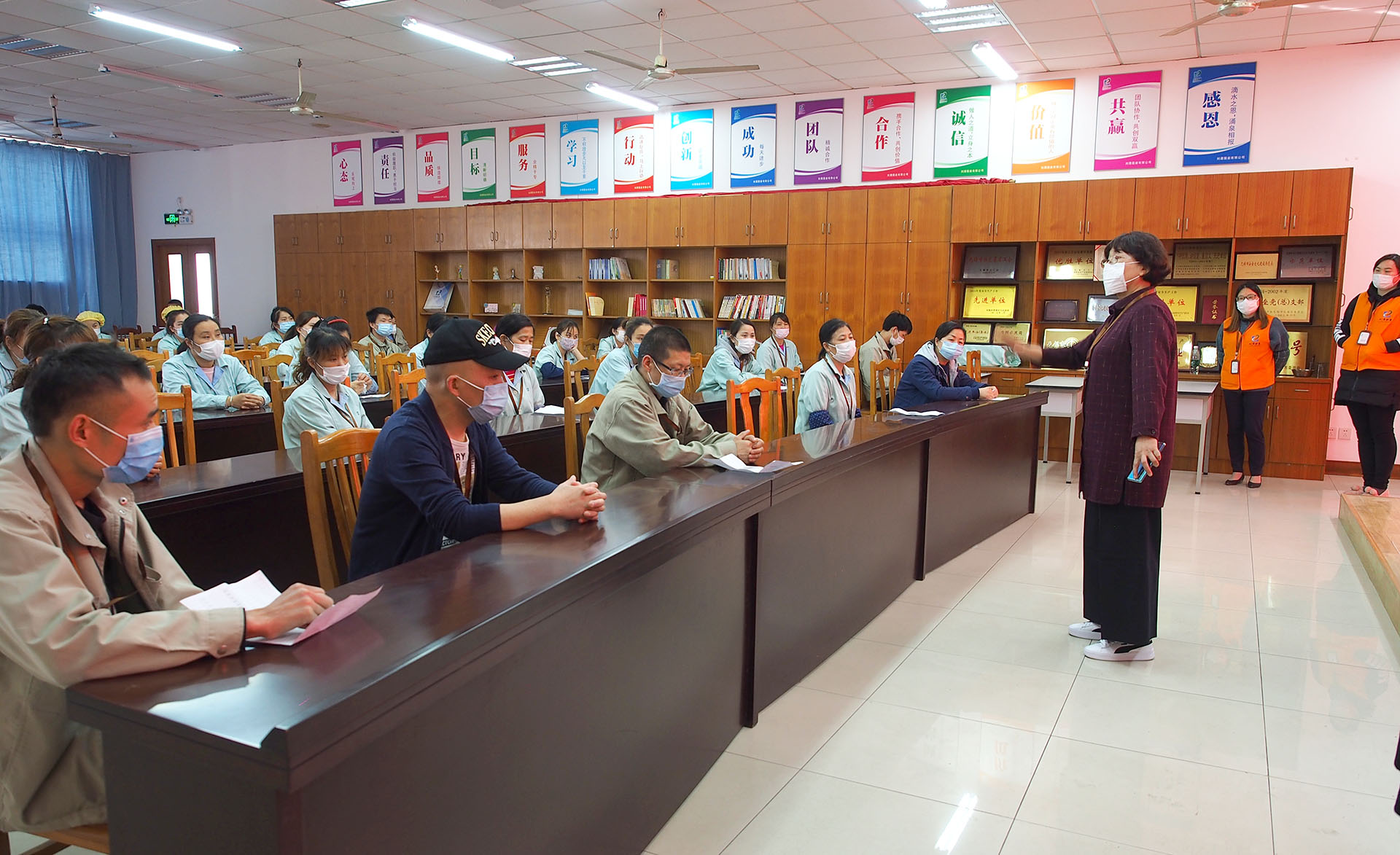 加強防控意識，杜絕麻痹大意——劉潭服裝住宿員工安全會議