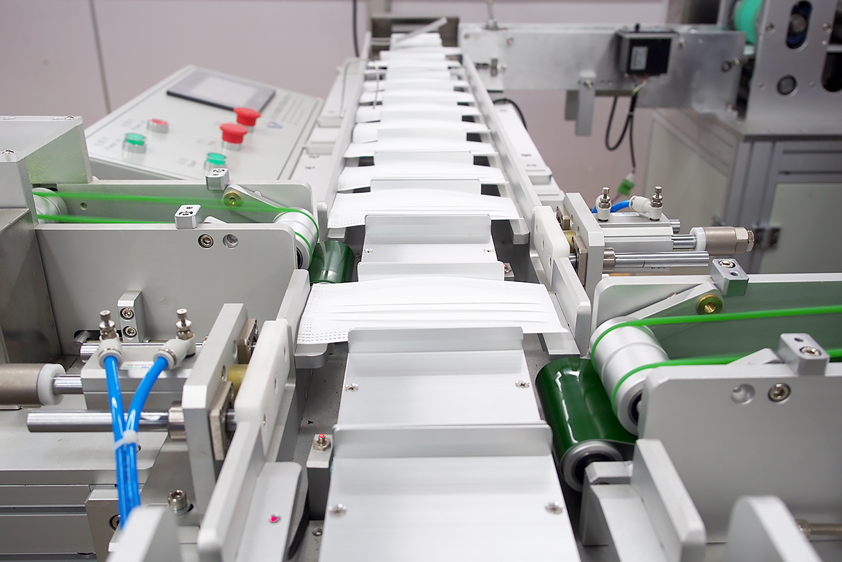 劉潭服裝廠協(xié)力跨界，合力攻堅(jiān)——全自動(dòng)口罩機(jī)調(diào)試進(jìn)行時(shí)