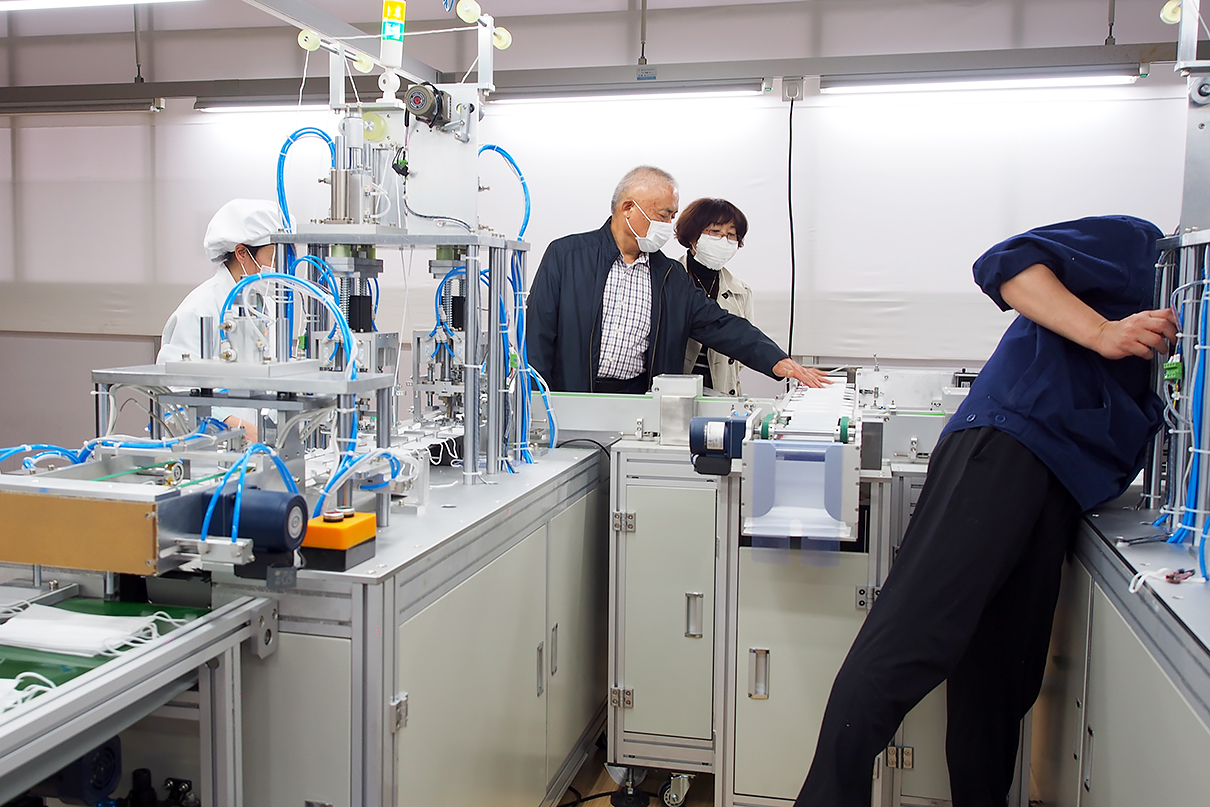 劉潭服裝全自動(dòng)口罩機(jī)調(diào)試