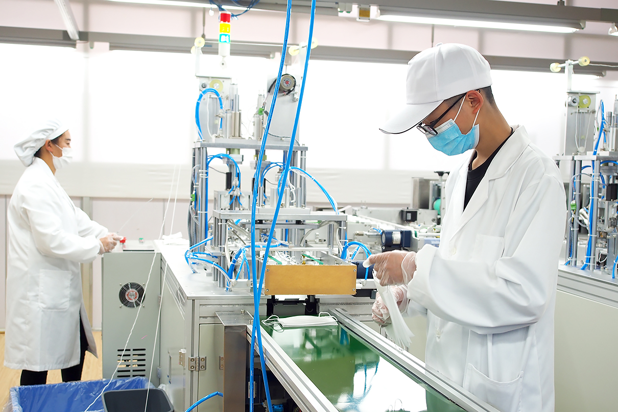 劉潭服裝全自動(dòng)口罩機(jī)調(diào)試