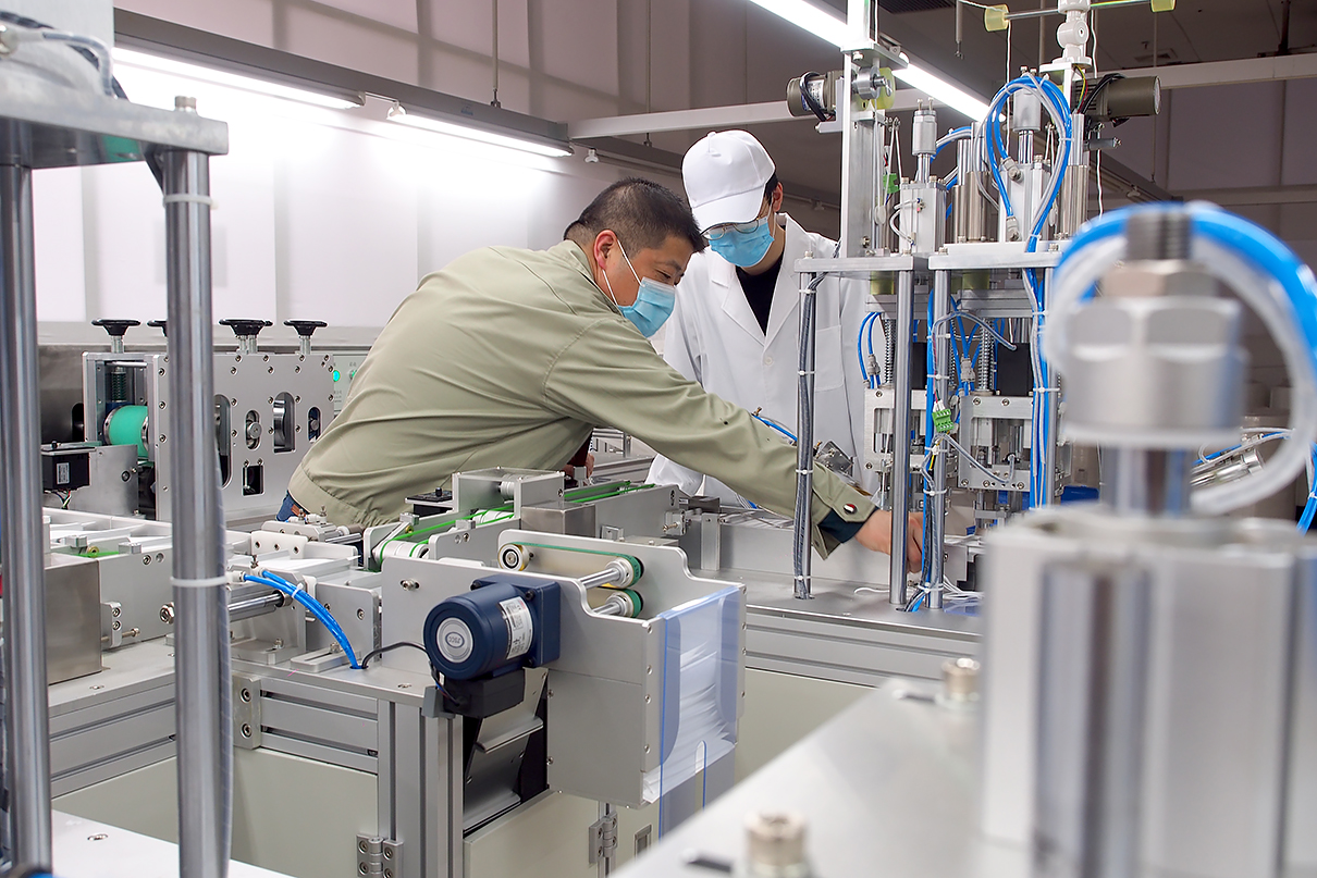 劉潭服裝全自動(dòng)口罩機(jī)調(diào)試