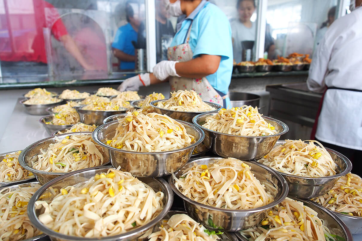 劉潭服裝廠同吃長壽面，為黨慶生日