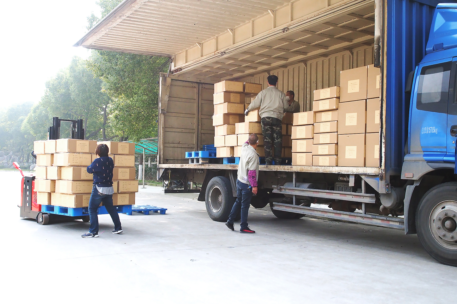 劉潭服裝愛心捐贈(zèng)