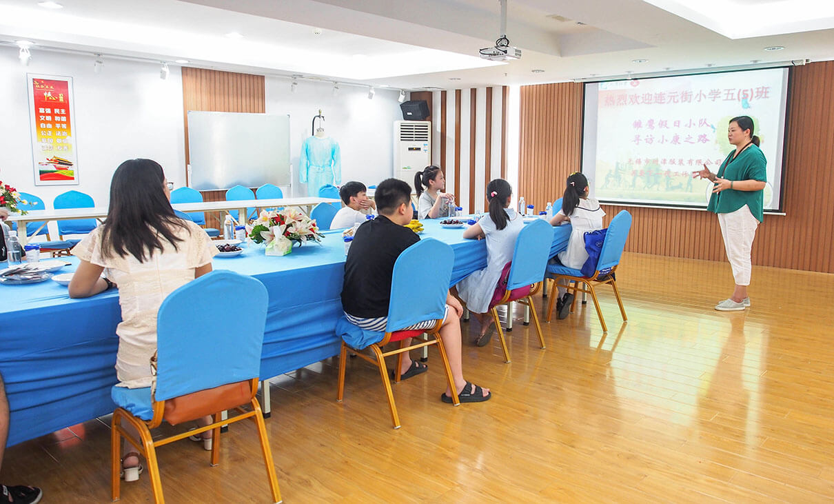 劉潭服裝關(guān)愛(ài)下一代