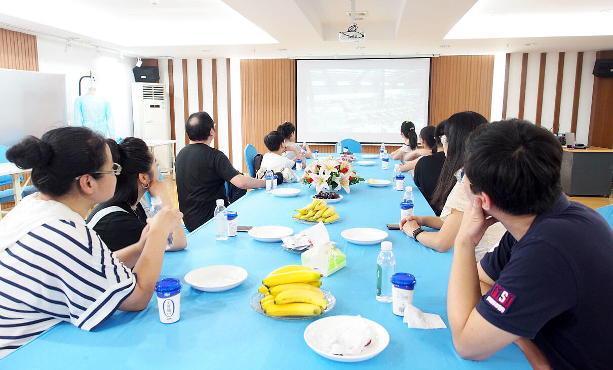 劉潭服裝關(guān)愛(ài)下一代