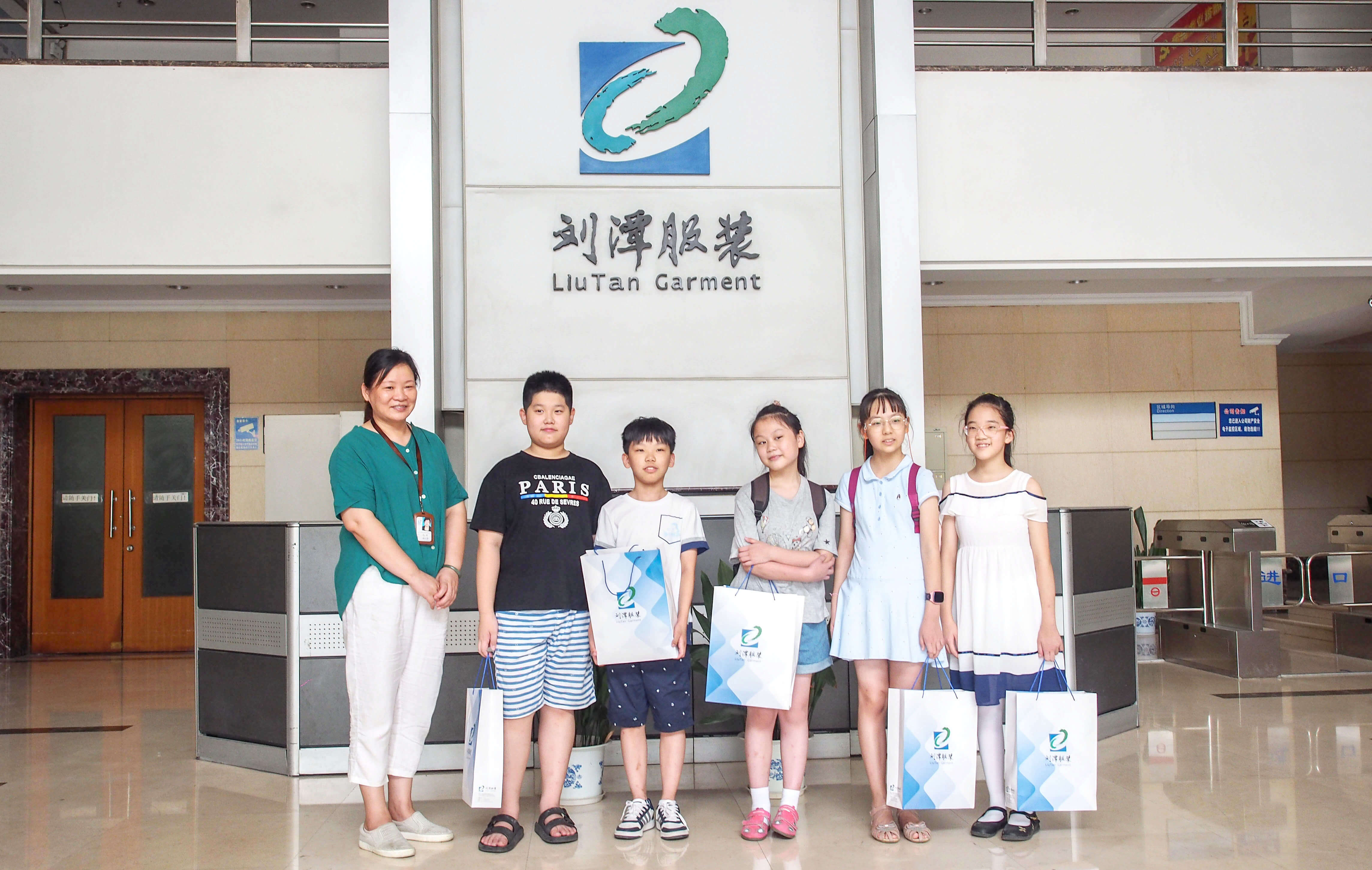 雛鷹假日小隊走進劉潭服裝廠“尋訪小康之路”