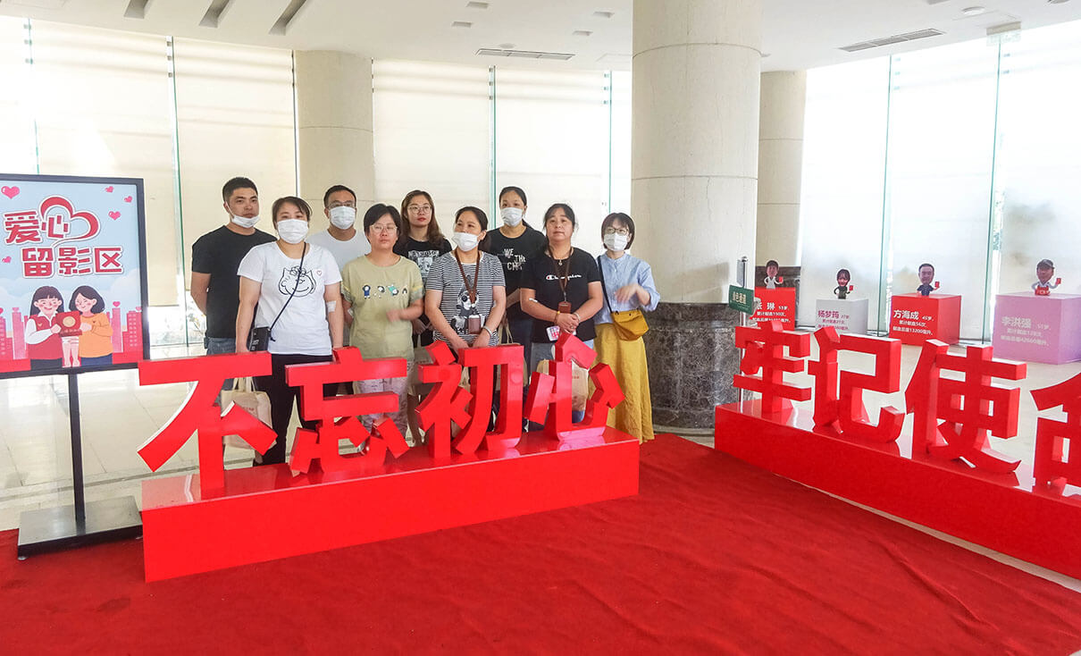 劉潭服裝獻(xiàn)血