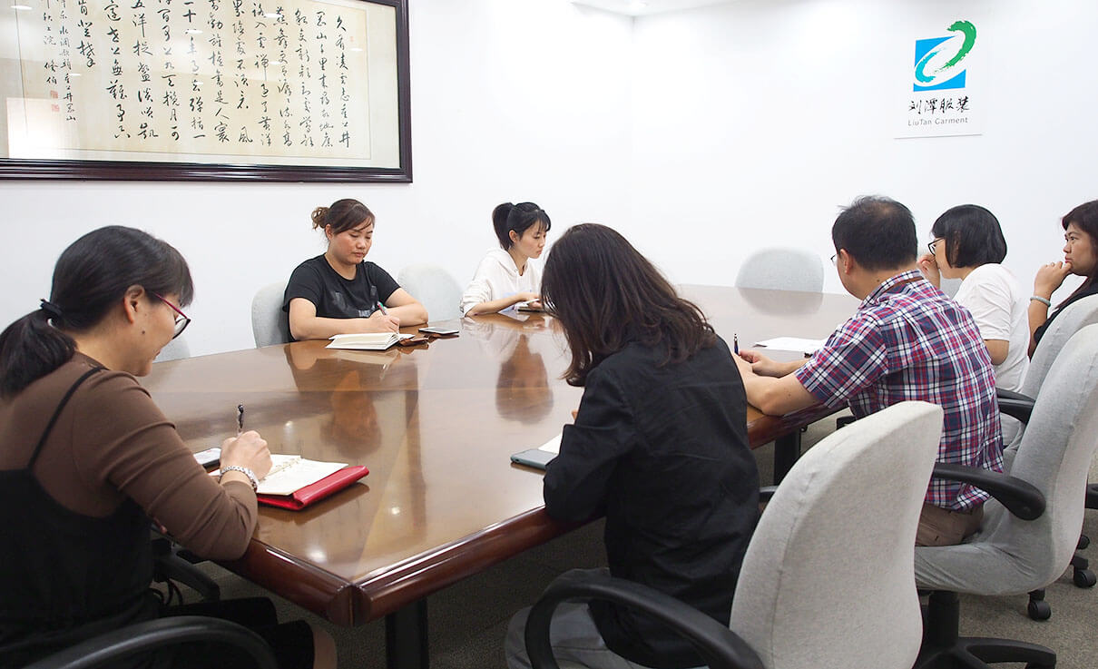 劉潭服裝預(yù)備黨員湯亞麗同志轉(zhuǎn)正會議