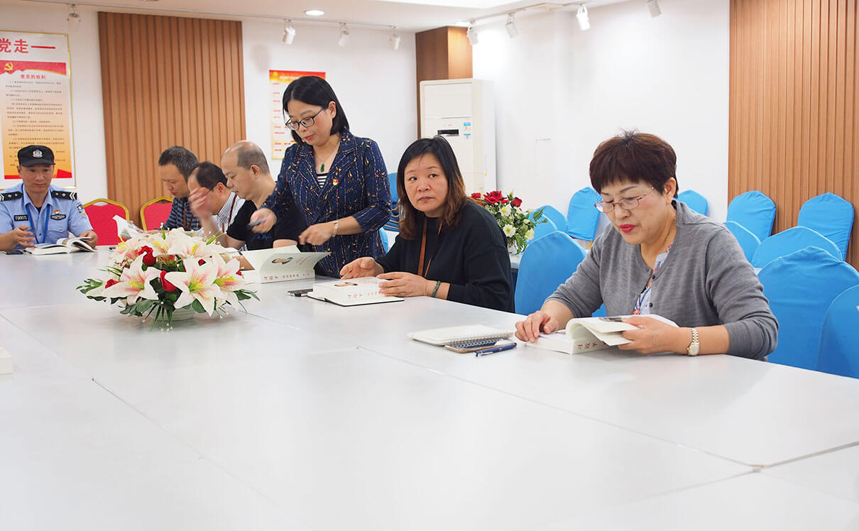 劉潭服裝黨課學(xué)習(xí)