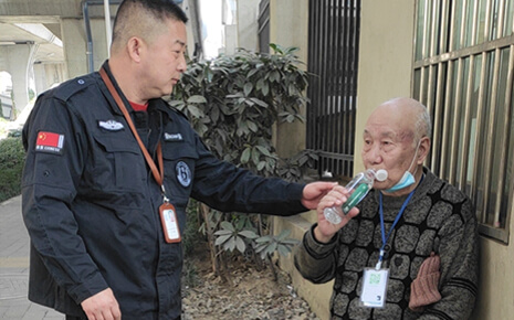 助人為樂新風(fēng)尚，品德高尚劉潭人