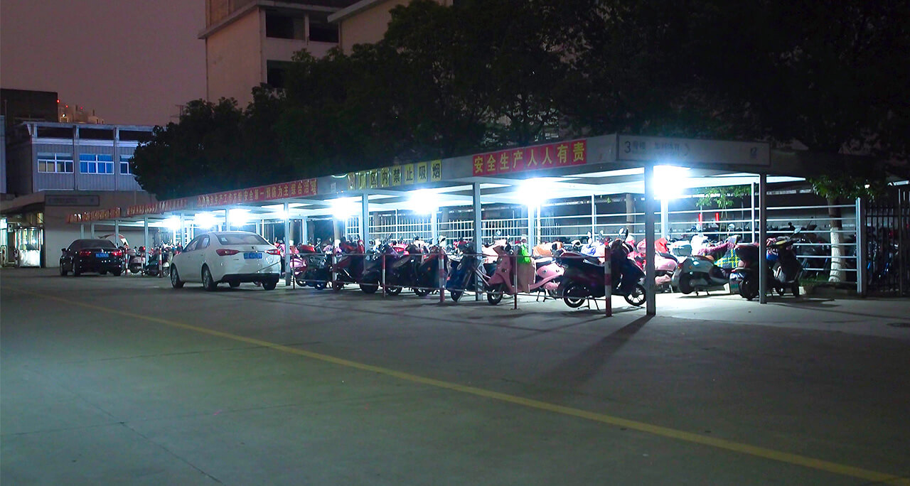 劉潭服裝為讓員工出行更方便進行車棚改造工作