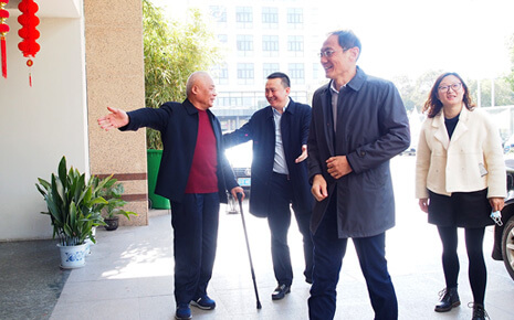 開(kāi)工首日，梁溪區(qū)黃巷街道領(lǐng)導(dǎo)帶隊(duì)走訪劉潭服裝廠