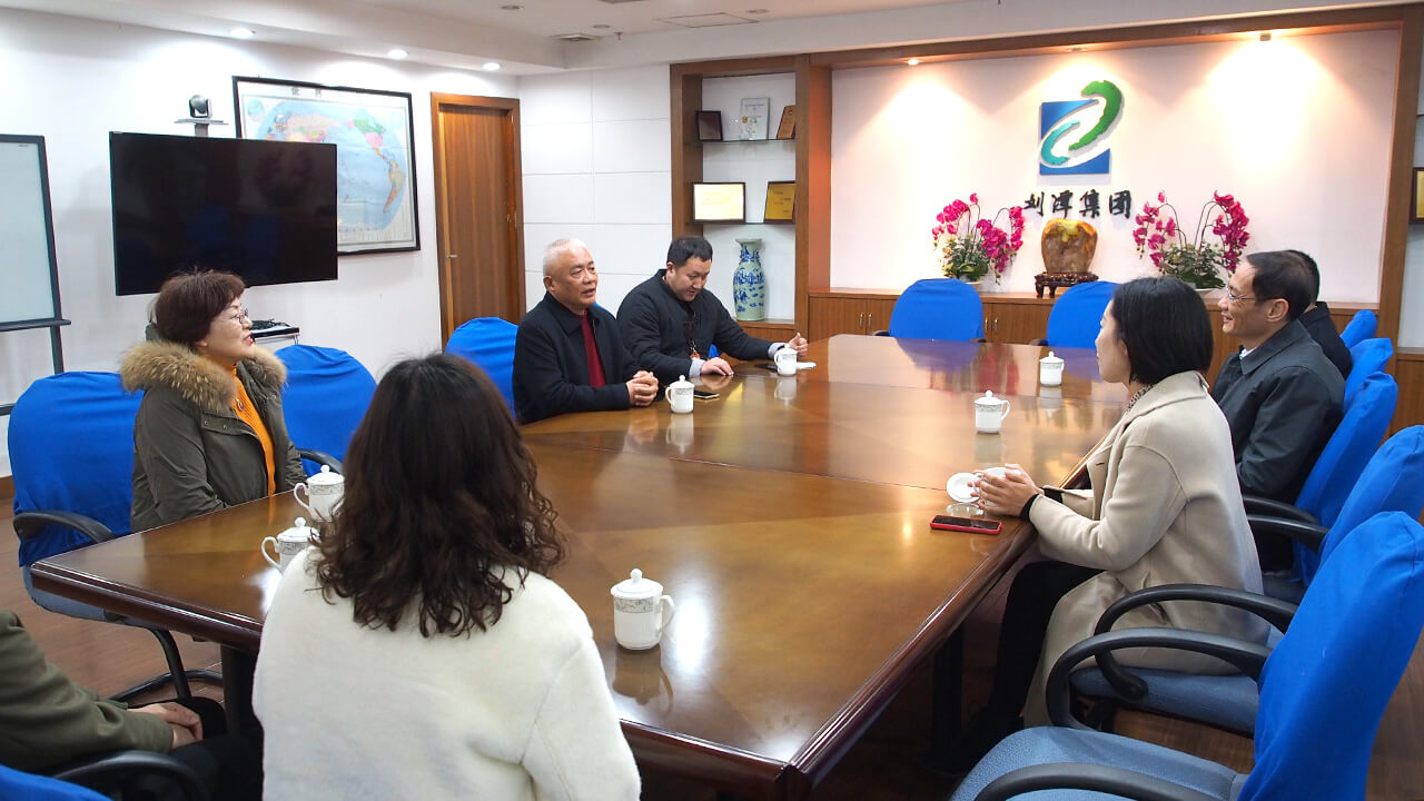 開工首日，梁溪區(qū)黃巷街道領(lǐng)導(dǎo)帶隊走訪劉潭服裝廠