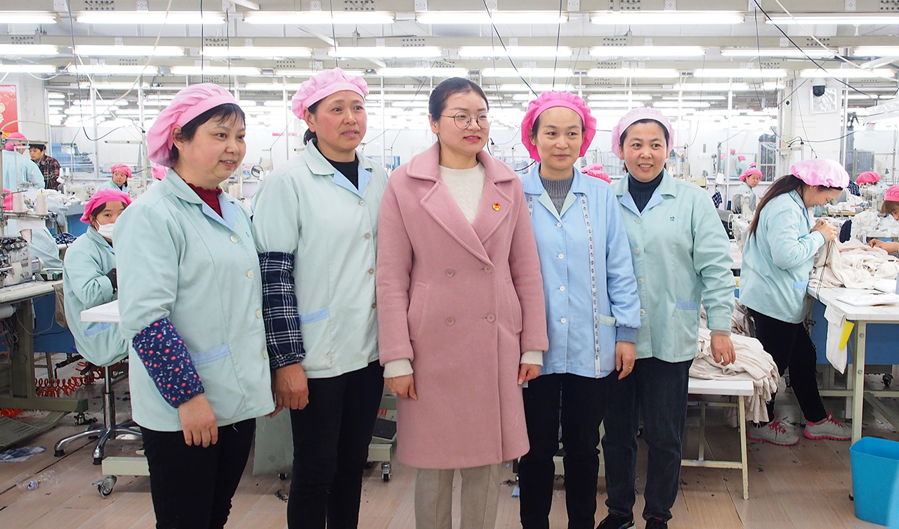 梁溪區(qū)婦聯(lián)到劉潭服裝廠進(jìn)行&ldquo;3.8國際婦女節(jié)&rdquo;宣傳短片拍攝