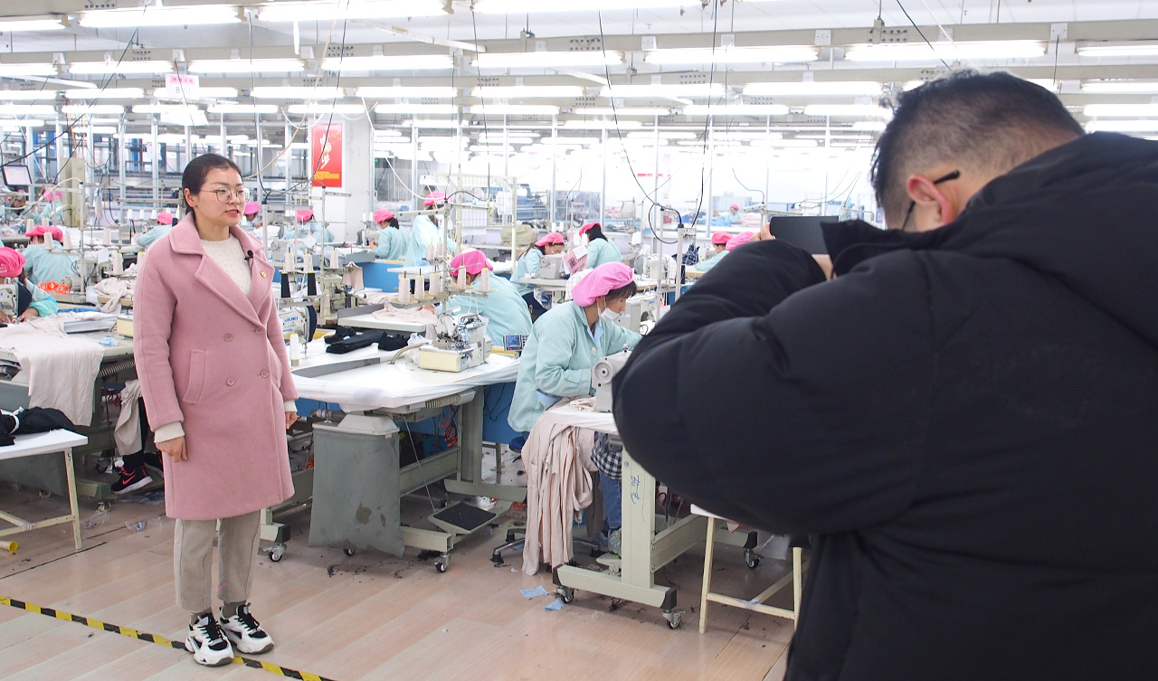 梁溪區(qū)婦聯(lián)到劉潭服裝廠進(jìn)行&ldquo;3.8國際婦女節(jié)&rdquo;宣傳短片拍攝