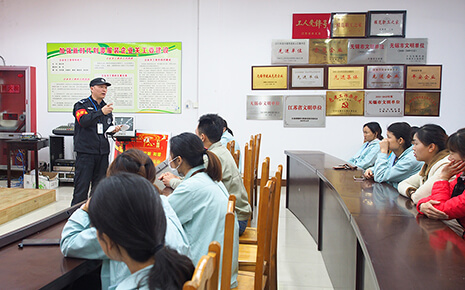 劉潭服裝廠對(duì)新進(jìn)員工進(jìn)行安全教育培訓(xùn)