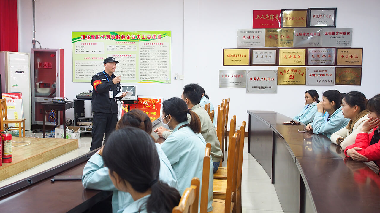 劉潭服裝廠對新進員工進行安全教育培訓(xùn)