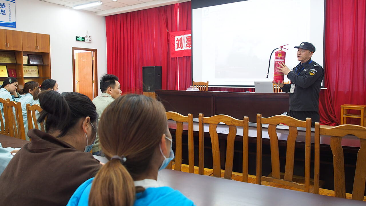 劉潭服裝廠對新進員工進行安全教育培訓(xùn)