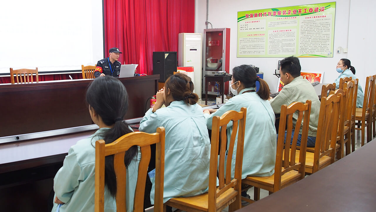 劉潭服裝廠對新進員工進行安全教育培訓(xùn)
