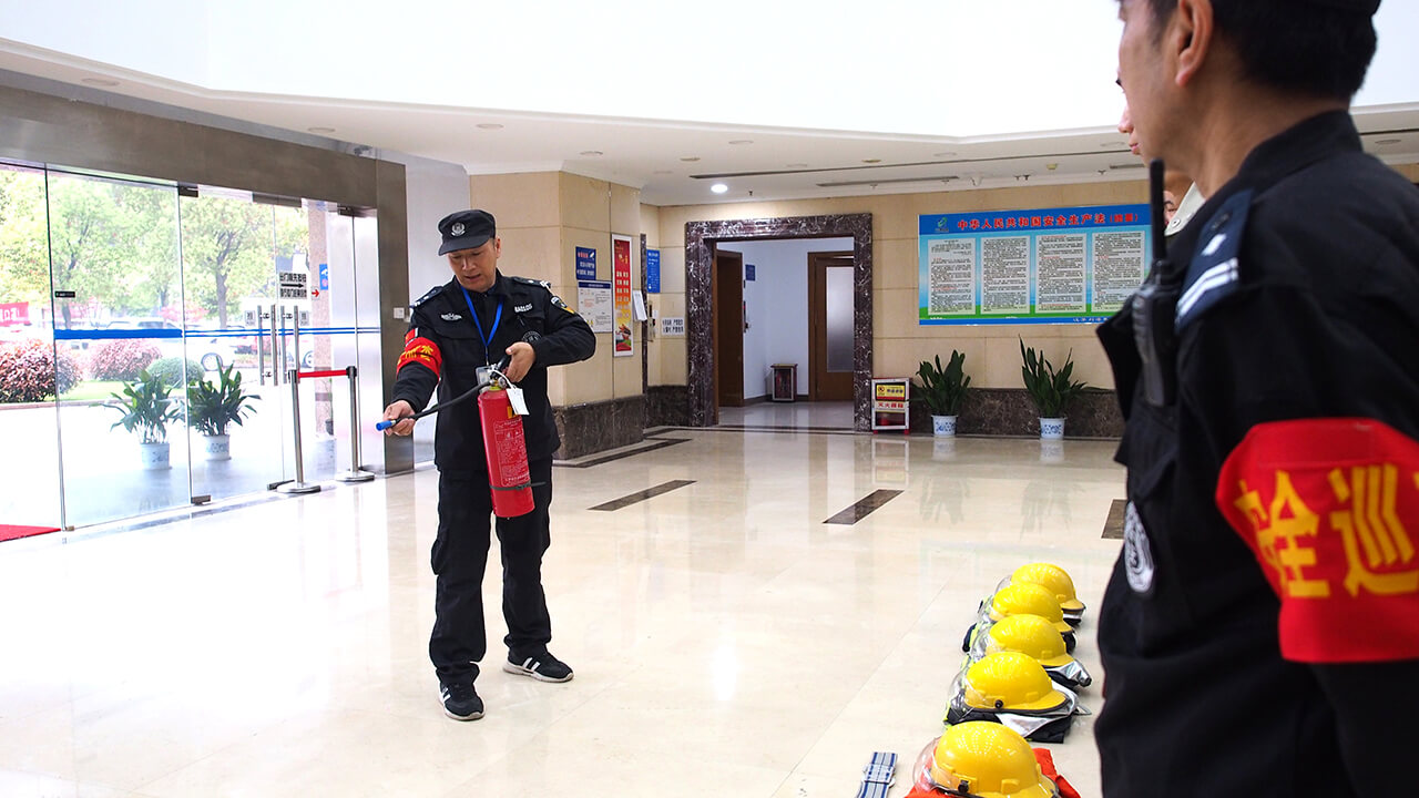 劉潭服裝廠消防員訓(xùn)練