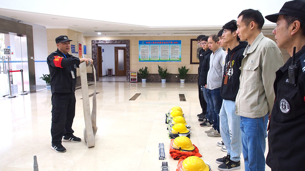 劉潭服裝廠消防員訓(xùn)練