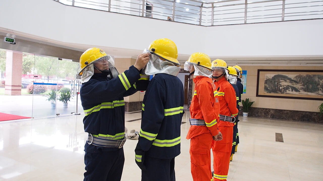 劉潭服裝廠消防員訓(xùn)練