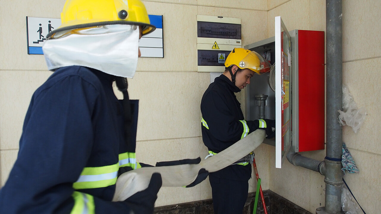 劉潭服裝廠消防員訓(xùn)練