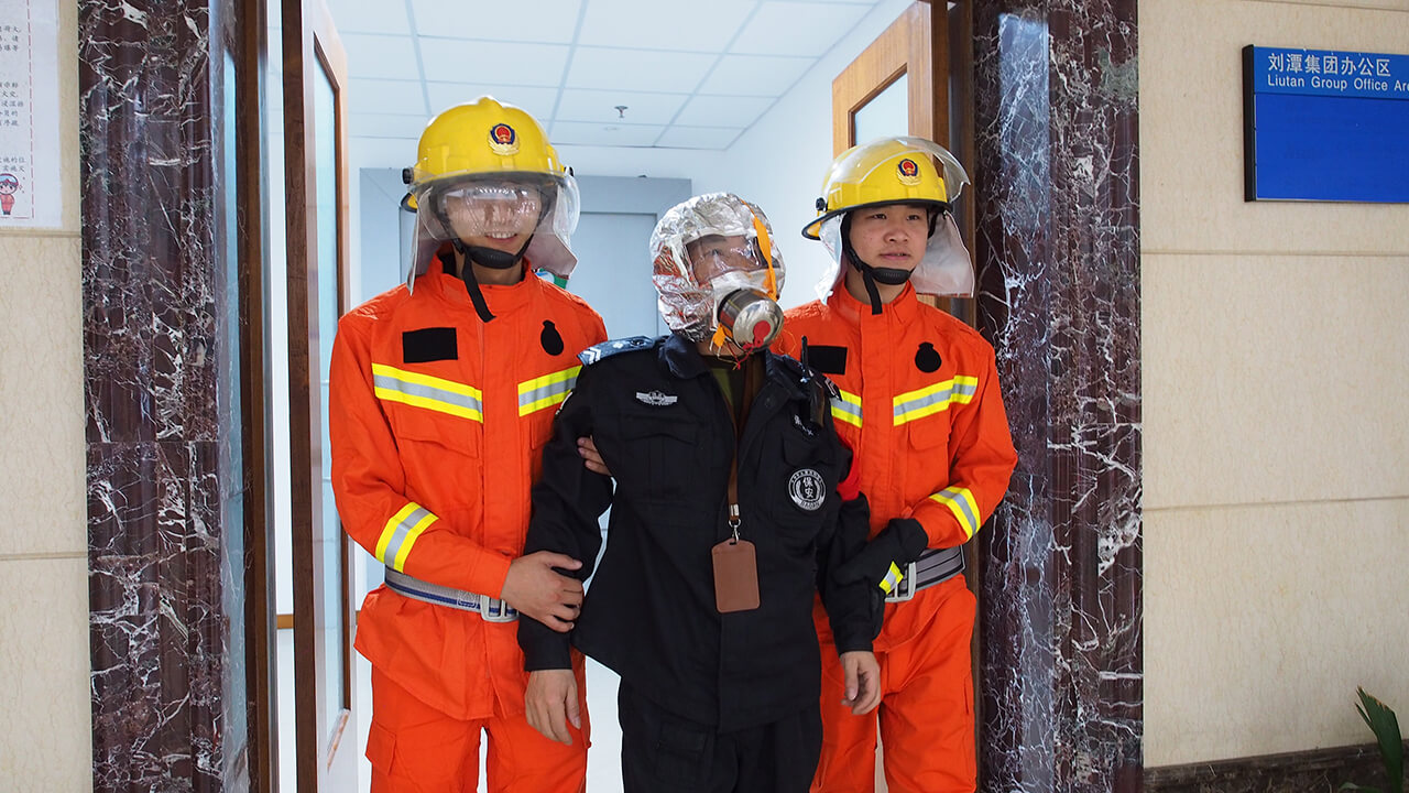劉潭服裝廠消防員訓(xùn)練