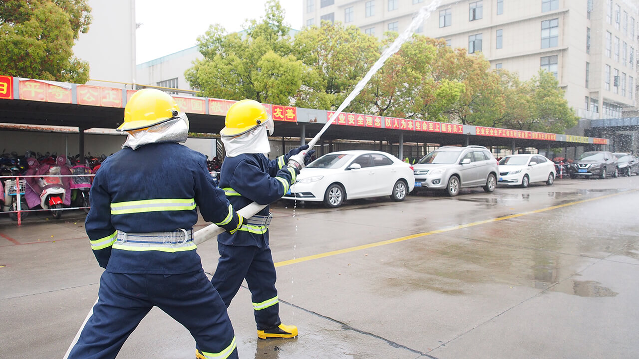 劉潭服裝廠消防員訓(xùn)練