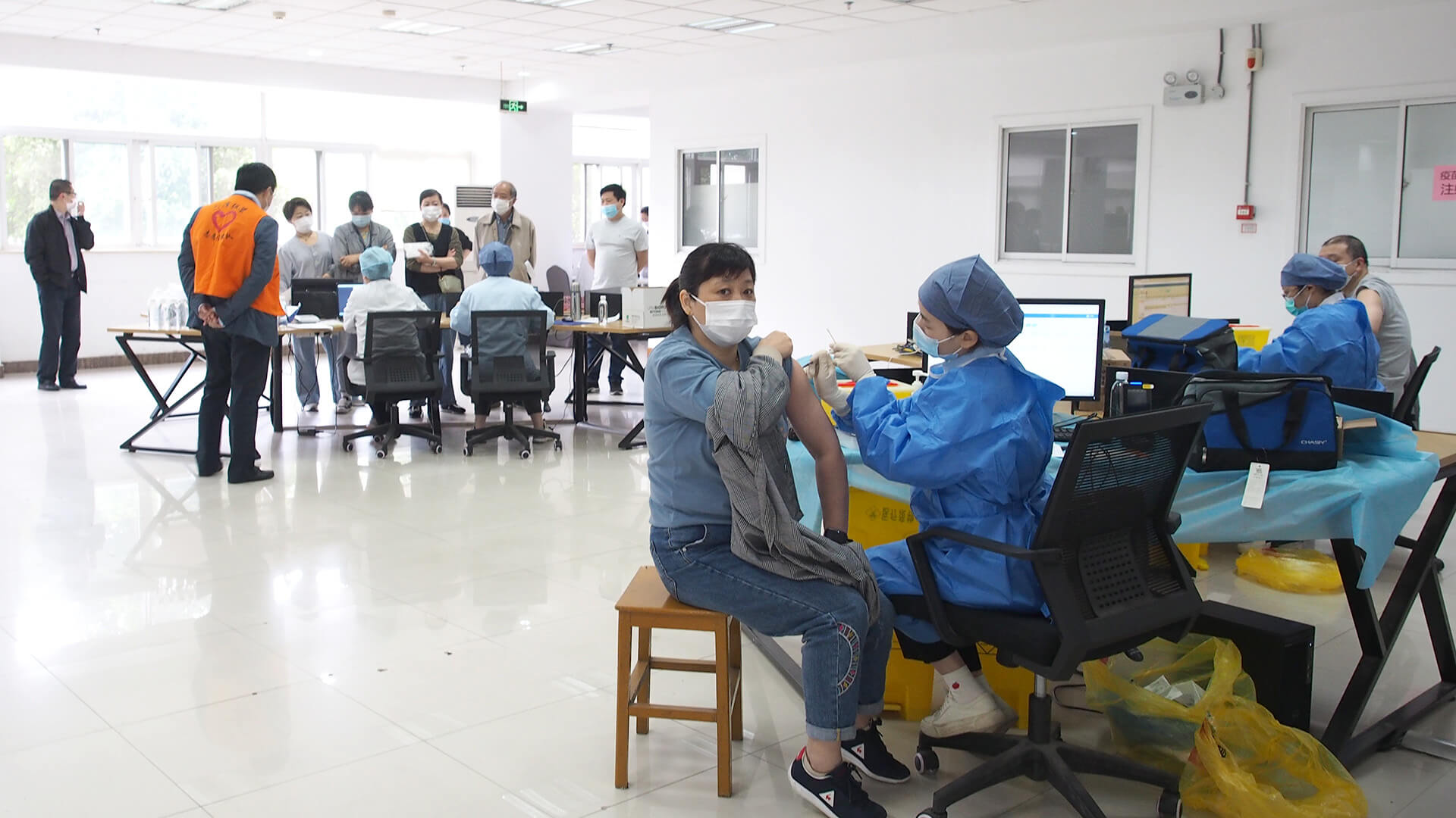 劉潭服裝廠接種新冠疫苗