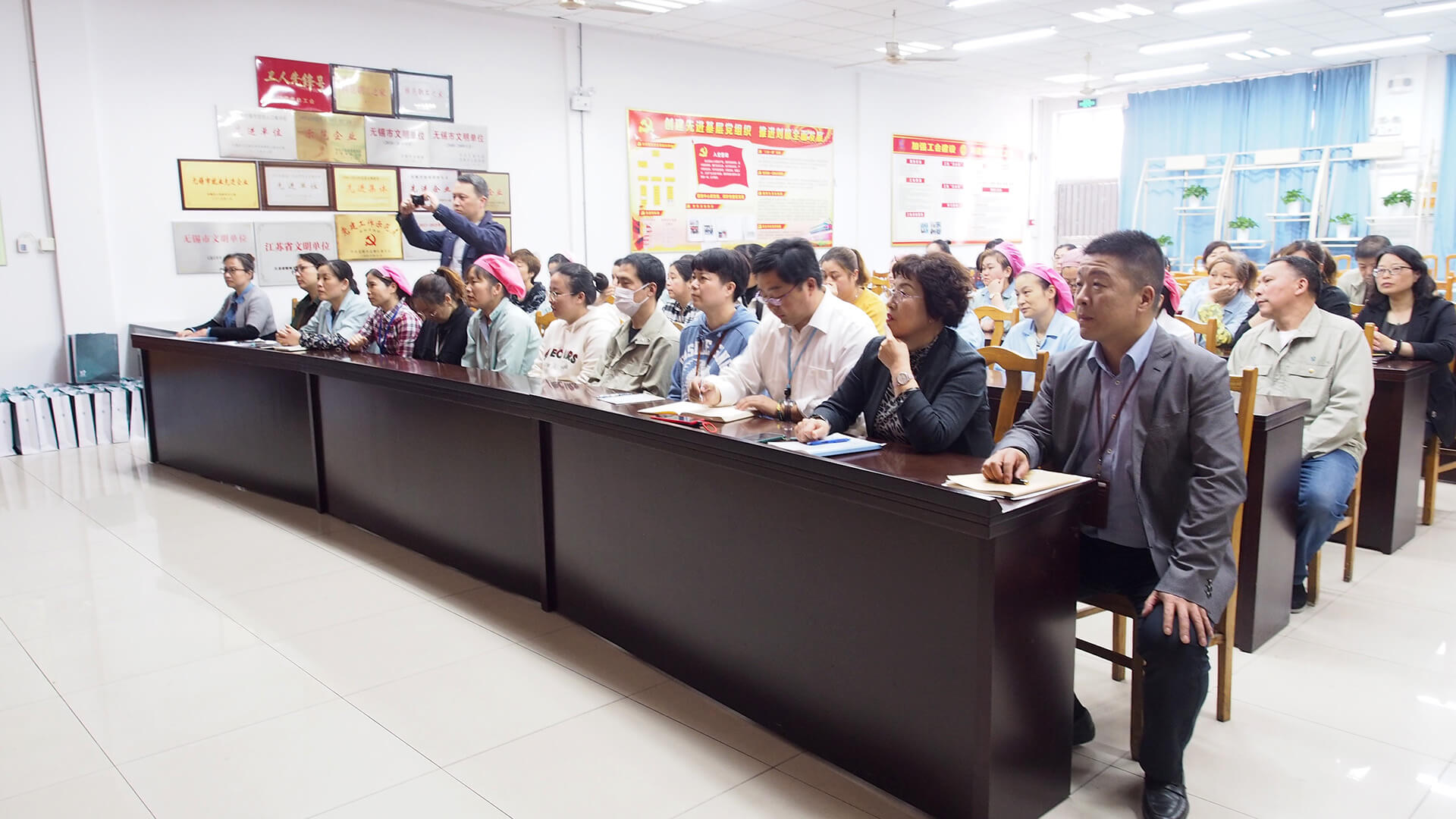 劉潭服裝廠職代會(huì)