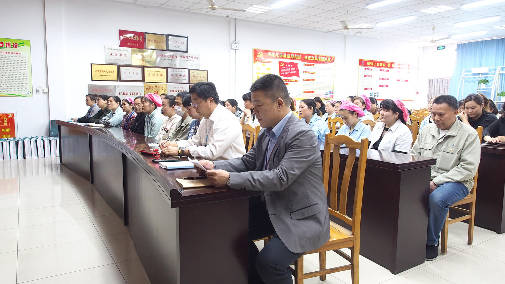 劉潭服裝廠職代會(huì)