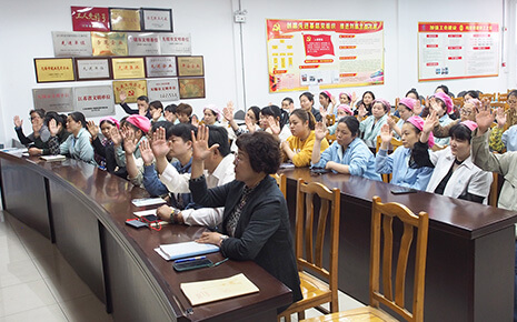 劉潭服裝廠召開十屆四次職代會暨安全生產(chǎn)責任簽約儀式