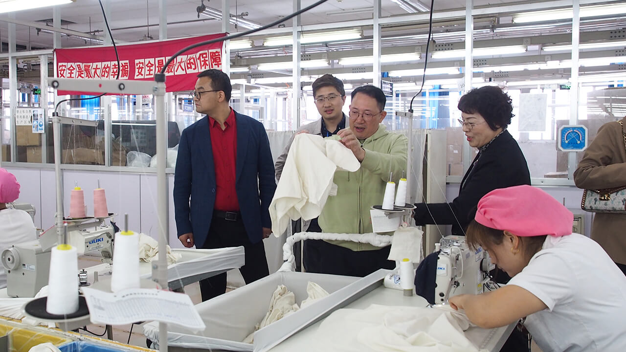 單仁博士蒞臨劉潭服裝廠