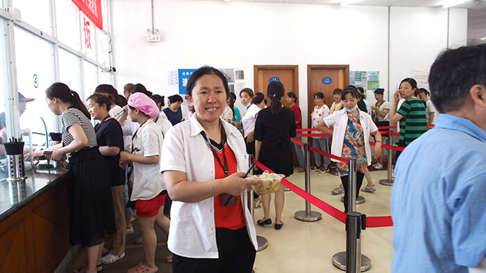 劉潭服裝廠組織員工夏至吃餛飩