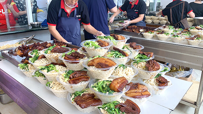 劉潭服裝廠深情獻(xiàn)禮黨的百年華誕