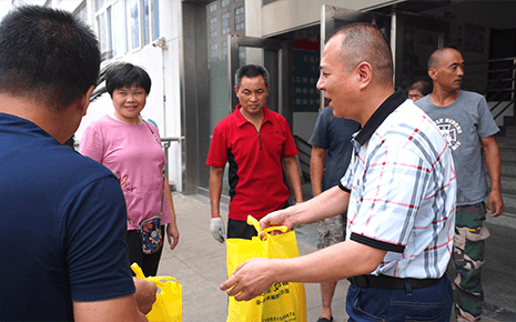黃巷街道總工會(huì)到劉潭服裝廠開展“送清涼”走訪慰問活動(dòng)