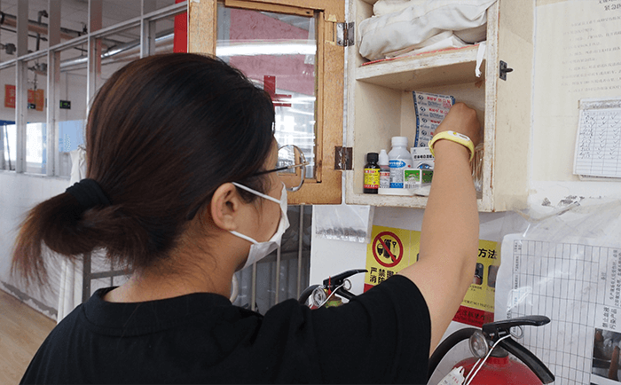 劉潭服裝廠補(bǔ)充小藥箱守護(hù)大安全