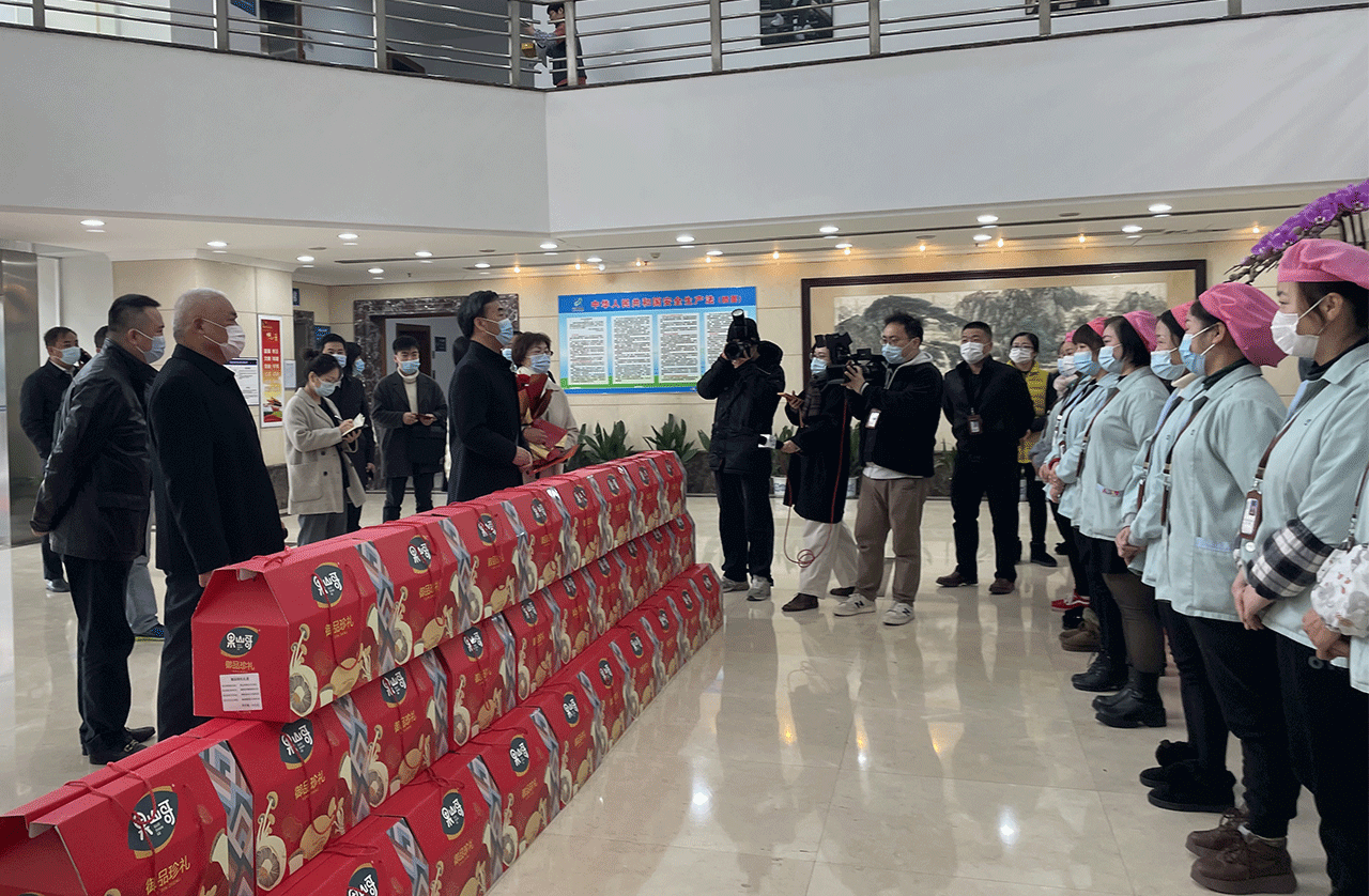 區(qū)委到訪劉潭服裝慰問留錫員工