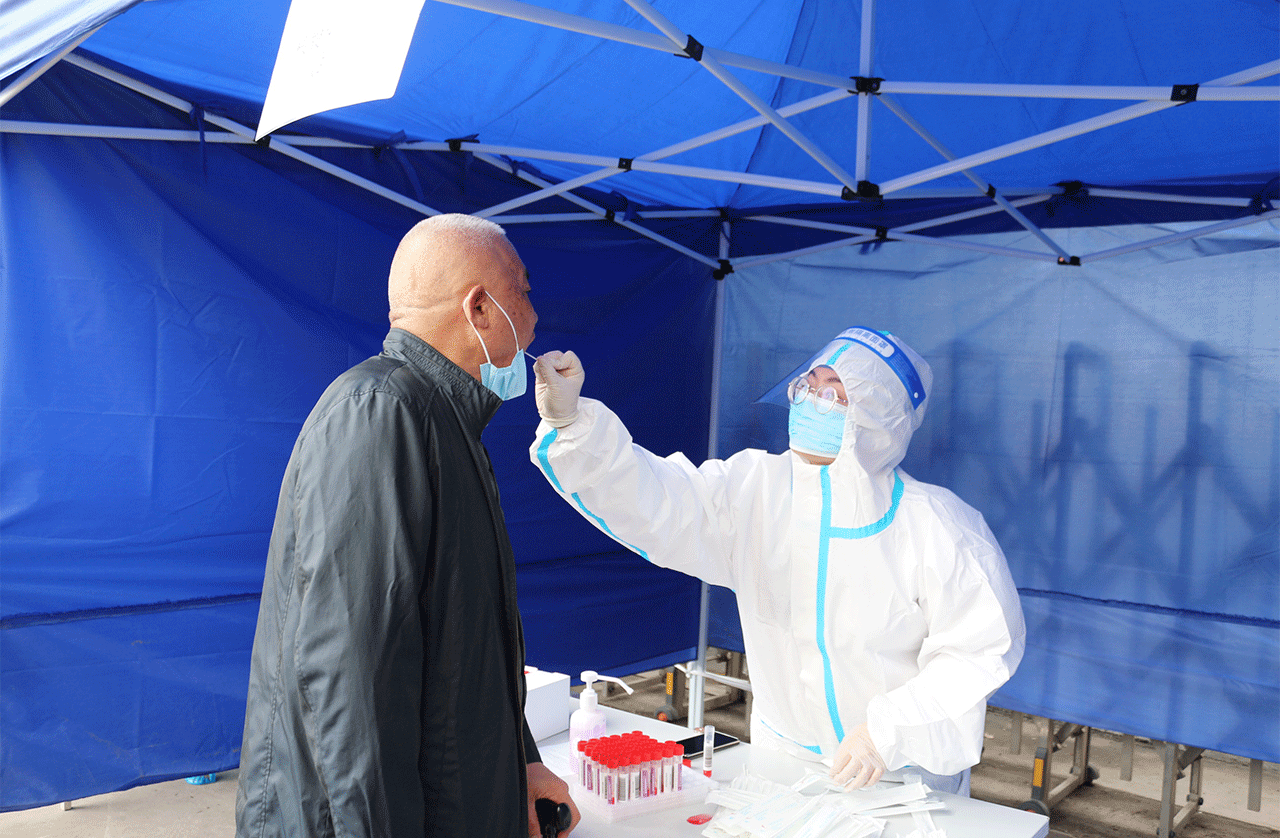 劉潭服裝自費(fèi)開展全員核酸檢測(cè)