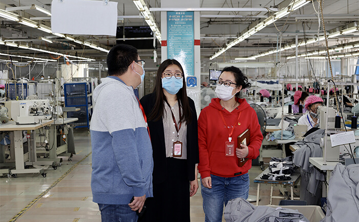 黃巷紀委一行到訪劉潭服裝廠慰問