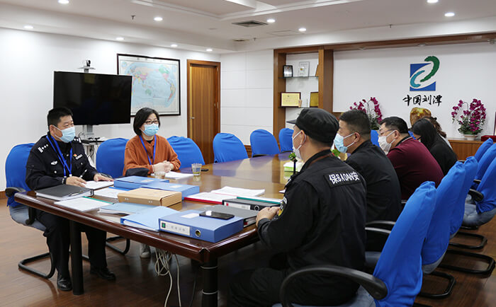 梁溪區(qū)防疫小組蒞臨劉潭服裝廠