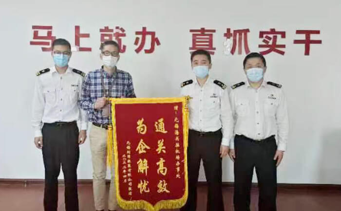 一封劉潭服裝廠致無錫海關(guān)駐機(jī)場(chǎng)辦事處的感謝信