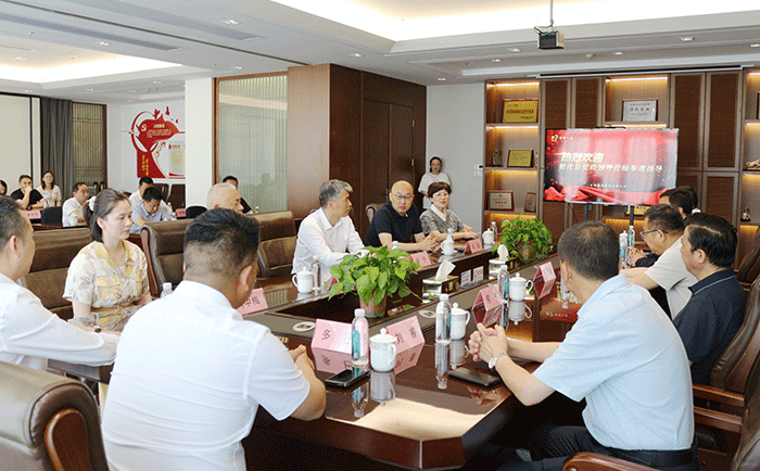 熱烈歡迎循化縣領(lǐng)導(dǎo)蒞臨劉潭服裝調(diào)研指導(dǎo)