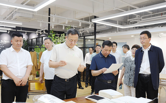 熱烈歡迎循化縣領(lǐng)導(dǎo)蒞臨劉潭服裝調(diào)研指導(dǎo)