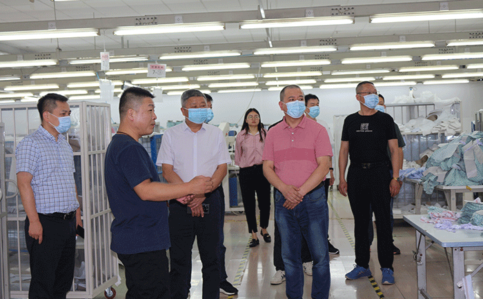 熱烈歡迎湖北省領(lǐng)導(dǎo)一行蒞臨劉潭服裝廠(chǎng)指導(dǎo)