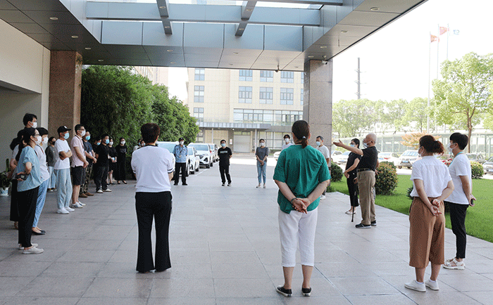 筑抗疫戰(zhàn)斗堡壘,劉潭服裝廠召開疫情防控工作會(huì)議