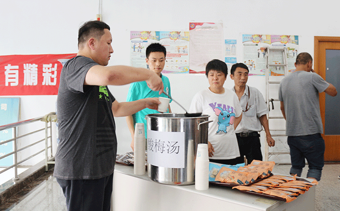 劉潭服裝開展慰問活動