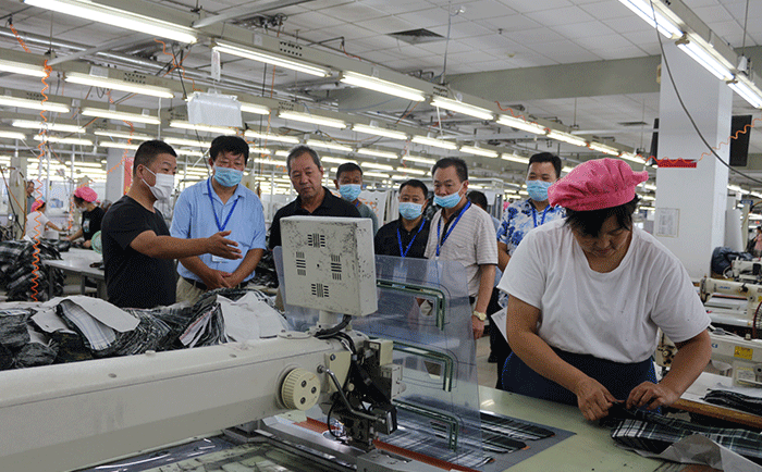 淮安領(lǐng)導(dǎo)一行蒞臨劉潭服裝走訪參觀