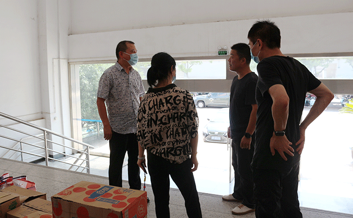 夏日送清涼 貼心關(guān)愛劉服人